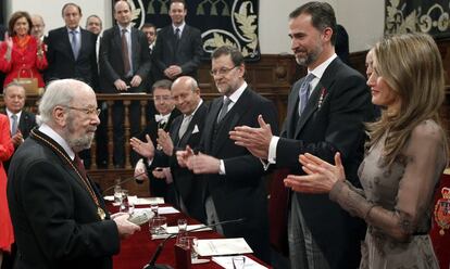 Los Príncipes de Asturias junto al presidente del Gobierno, Mariano Rajoy (3d) y el Educación, Cultura y Deporte, José Ignacio Wert (4d), tras entregar al escritor José Manuel Caballero Bonald, el Premio Cervantes 2012.