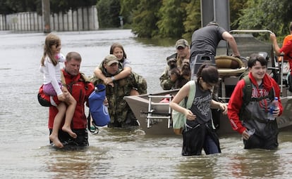 Rescate de vecinos de sus casas en Houston, el domingo.