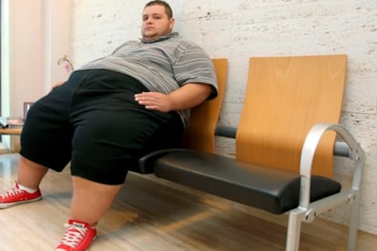 Gustavo Moreno, un hombre de 31 años y que pesa 280 kilos, será sometido este jueves en la clínica Teknon de Barcelona a una compleja intervención quirúrgica para reducirle el estómago.