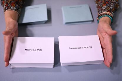 Papeletas electorales en un centro de votaciones, en Marsella. Tras ser los candidatos más votados hace dos semanas, la ultraderechista Marine Le Pen y el liberal y actual jefe de Estado, Enmanuel Macron, se disputan el Palacio del Eliseo en la crucial votación de este domingo.