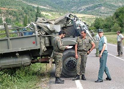 Estado en el que ha quedado el camión militar tras el accidente sufrido hoy en Hecho (Huesca).