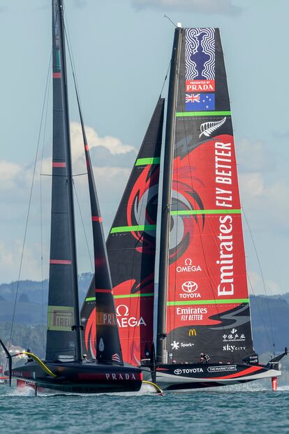 Los equipos Luna Rossa y Emirates Team New Zealand en la 36 edición de la Copa del América en Auckland en marzo de 2021.