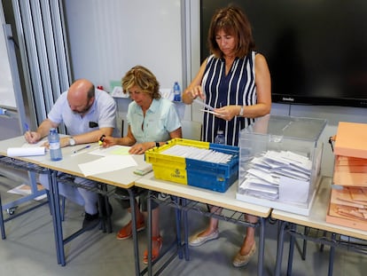 Mesa electoral en un instituto de Madrid.