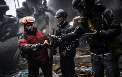 La Rada Suprema (Parlamento), situada a unos centenares de metros de la plaza Europa, se ha evacuado a primera hora de esta mañana. En la imagen, manifestantes preparan un cóctel molotov para ser lanzado en el centro de Kiev, 20 de febrero de 2014.