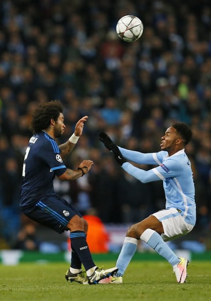 Marcelo (i) y Raheem Sterling pelean por el balón.