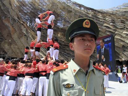 La Exposición Universal de Shanghai celebró ayer el Día de Cataluña con una demostración de <i>castells</i>. A los 200 miembros de la Colla Vella dels Xiquets de Valls