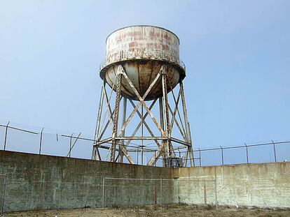 El depósito, además de coronar el patio de recreo, proporcionaba el única agua dulce de la que se disponía en la prisión