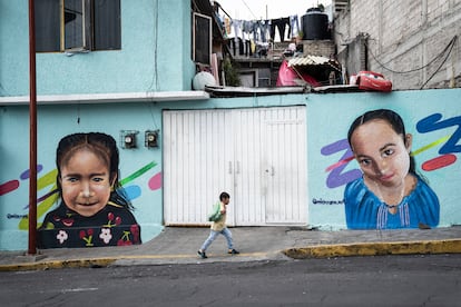 Un niño camina frente a un mural en Xalpa, Iztapalapa.