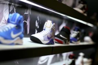 Zapatillas Nike en el escaparate de una tienda.