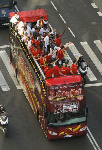 El autobús de la selección, camino de la Plaza de Callao, en donde han festejado la victoria con los aficionados.