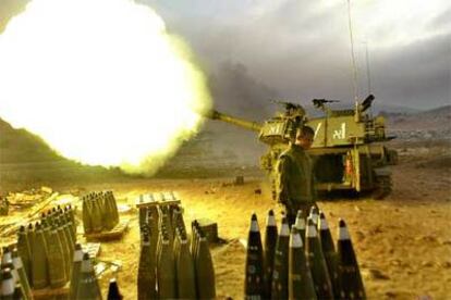 Una unidad de artillería israelí dispara hacia Líbano cerca de la frontera norte.