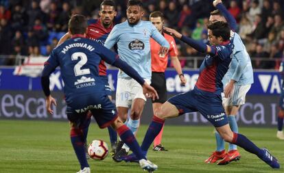 Boufal, del Celta conduce la pelota entre Mantovani y Etxeita.