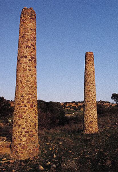 Chimeneas de la antigua mina romana de Almadén