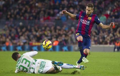 Jordi Alba trata de superar a un rival del Córdoba.
