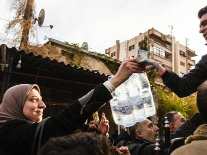 Un hombre vende botellas de agua mineral en un barrio de Damasco.