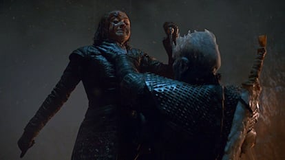 Nadie esperaba que fuera Arya quien matara al Rey de la Noche. Gracias a su habilidad con la daga, la joven Stark fue quien mató al jefe del ejército de zombis y, así, puso fin al asedio de los muertos vivientes sobre Invernalia. Lo hizo justo a tiempo de que Jon no terminara comido por el dragón zombi y de que el Rey de la Noche alcanzara a un indefenso Bran.