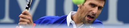 Djokovic golpea la bola durante el duelo contra Cilic.