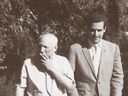 Pablo Picasso en los jardines de su casa-taller en Cannes.