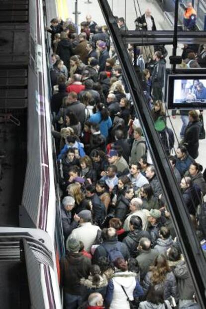 Los pasajeros se agolpan para acceder a un vagón de Metro en la estación de Nuevos Ministerios de Madrid, durante una jornada de paros de EMT y Metro. EFE/Archivo