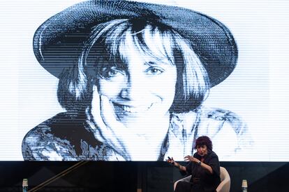 La fotógrafa Pilar Aymerich ayer en el CCCB, junto a uno de los retratos más conocidos que le realizó a Montserrat Roig.