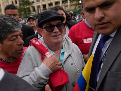 Rodrigo Londoño, también conocido como Timochenko, camina por el centro de Bogotá en una marcha a favor de Petro, en febrero de 2023.