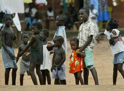 Ninos jugando en la calle en Bissau, la capital de Guinea Bissau.