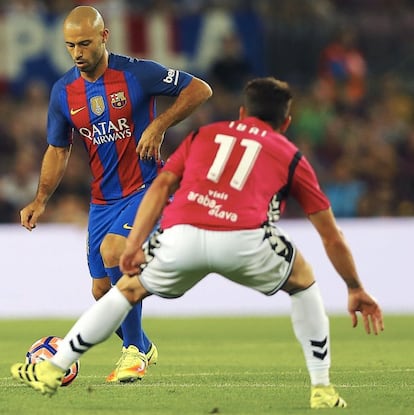 El defensa argentino del FC Barcelona Javier Alejandro Mascherano, durante una jugada frente al centrocampista del Alavés Ibai Gómez Pérez.