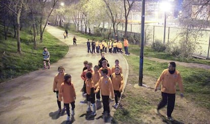 Niños del club de barrio CD Unión Elipa entrenan en un parque junto al campo de fútbol Las Cocheras.