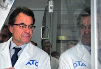 El presidente de la Generalitat de Catalunya, Artur Mas, durante su visita a las nuevas instalaciones en Vidreres (Girona) de la empresa Llet ATO.