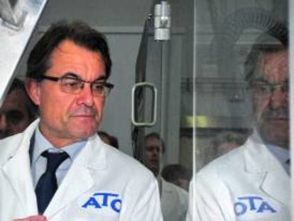 El presidente de la Generalitat de Catalunya, Artur Mas, durante su visita a las nuevas instalaciones en Vidreres (Girona) de la empresa Llet ATO.