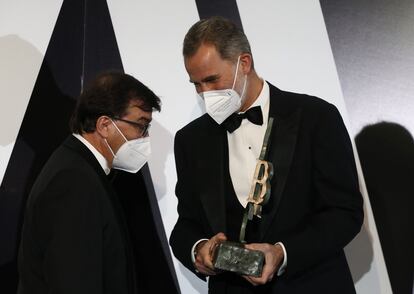 Felipe VI entrega el Premio Mariano de Cavia al escritor y columnista Javier Cercas, esta noche, en la sede de 'Abc'.