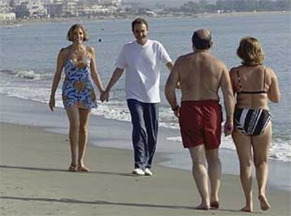 Zapatero y Almunia, acompañados de sus respectivas esposas, se encuentran en la playa de La Garrucha (Almería).