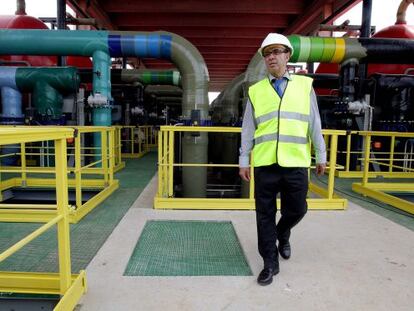 Fransesc Baltasar, exconsejero de Medio Ambiente, durante una visita a la desalinizadora de El Prat en el año 2009.