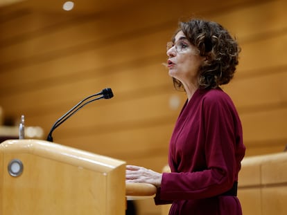 La vicepresidenta primera y ministra de Hacienda, María Jesús Montero, interviene este miércoles en el pleno del Senado.