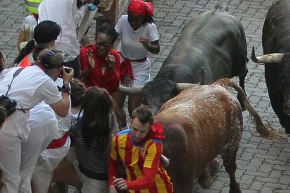 En las imagen un momento previo a ser cogida la joven australiana, en el último encierro de San Fermín.