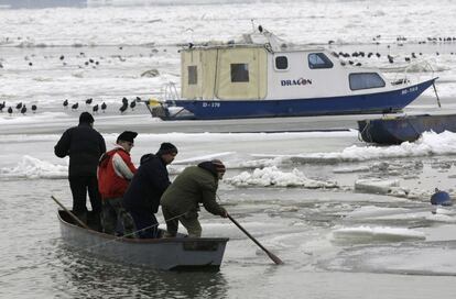 Cuatro hombres tratan de romper hielo en Belgrado.
