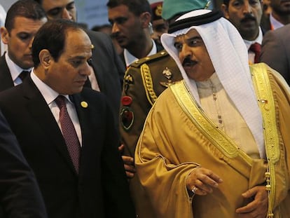 Al Sisi (izquierda) junto al rey Hamad de Bahrein, este viernes en Sharm el Sheij.