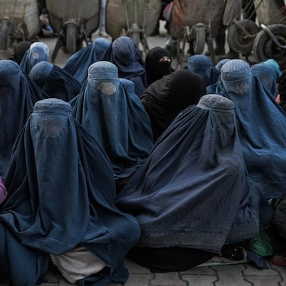 Mujeres afganas esperan pan gratis frente a una panadería en Kabul, Afganistán.