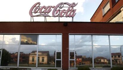 La factoría de Asturbega en Colloto, una de las plantas que cierra Coca-Cola