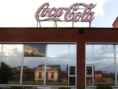 La factoría de Asturbega en Colloto, una de las plantas que cierra Coca-Cola