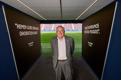 El presidente de Osasuna, Luis Sabalza, posa en el túnel de acceso al césped de El Sadar.