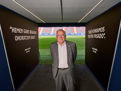 El presidente de Osasuna, Luis Sabalza, posa en el túnel de acceso al césped de El Sadar.