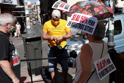 Concentración de protesta por el cierre del comercio de El Rastro, en el centro de Madrid, en el que comerciantes y vendedores protestan por octavo domingo consecutivo para pedir la apertura del mercadillo y una mesa de trabajo al Ayuntamiento de Madrid.