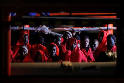 Migrantes, interceptados en dos lanchas en la costa del Mar Mediterrneo, descansan en un barco de rescate al llegar al puerto de Mlaga (Espa?a).