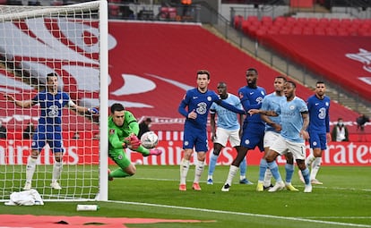 Kepa espalma uma bola no jogo do Chelsea contra o Manchester City, pela Copa da Inglaterra.