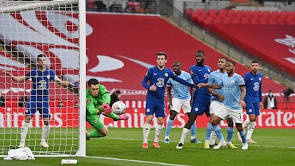 Kepa espalma uma bola no jogo do Chelsea contra o Manchester City, pela Copa da Inglaterra.