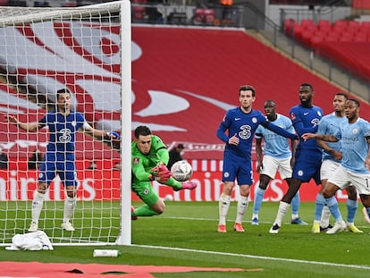 Kepa espalma uma bola no jogo do Chelsea contra o Manchester City, pela Copa da Inglaterra.