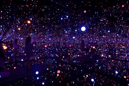 No es un caleidoscopio, es una de las instalaciones de Yayoi Kusama que está triunfando en Instagram.