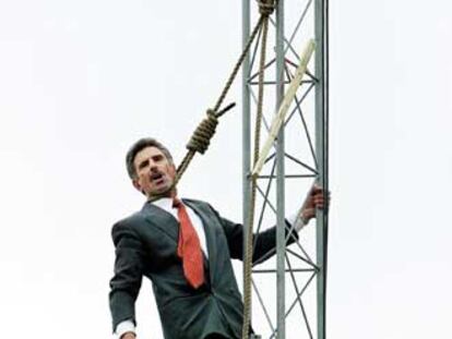 Reginald Keys, padre de un soldado británico muerto en Irak, amenaza con ahorcarse