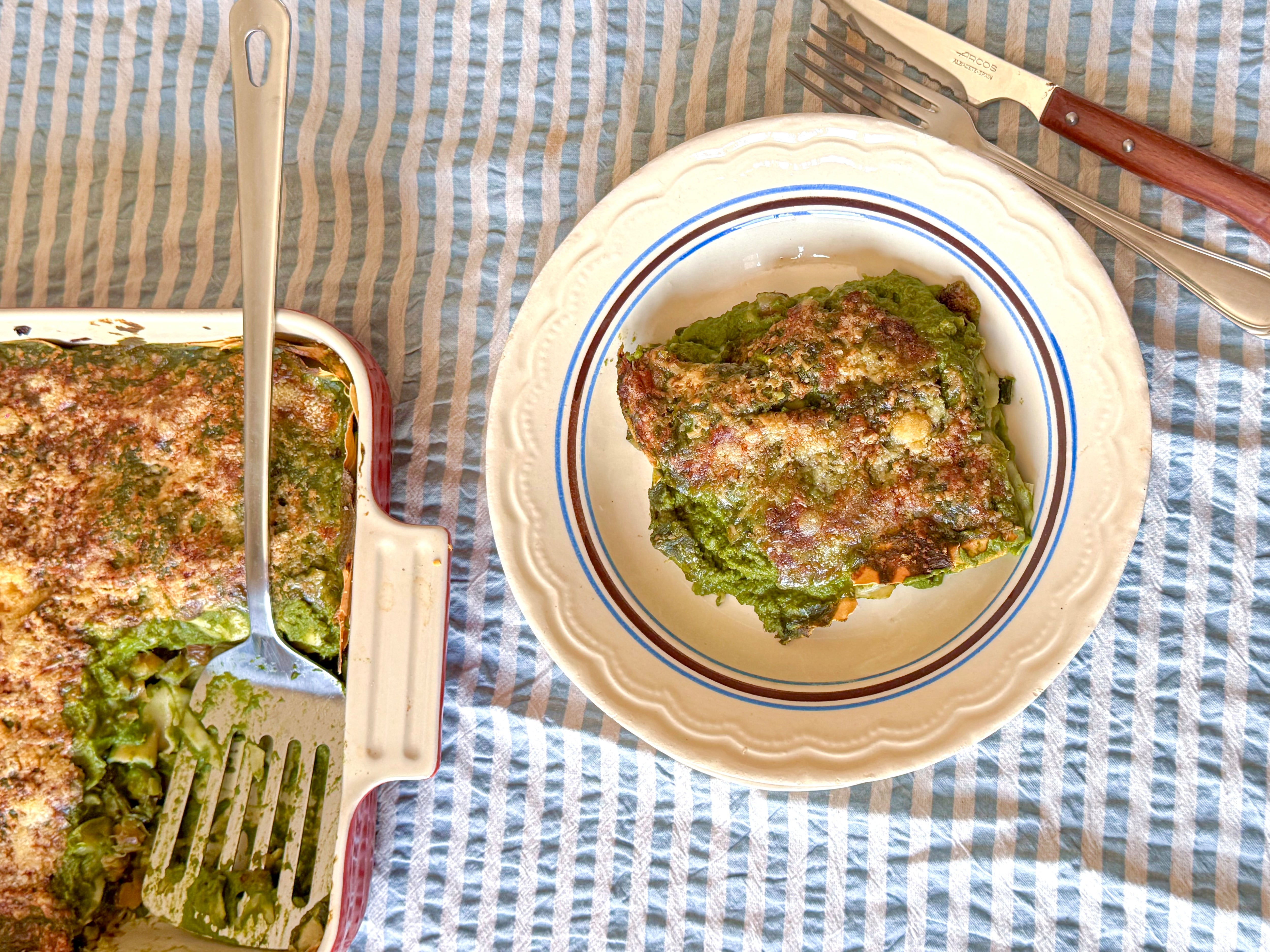 Lasaña verde, el plato principal vegetariano por el que se peleará toda la mesa